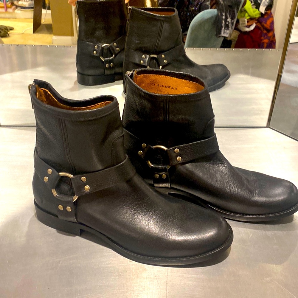 FRYE motorcycle style low boot.